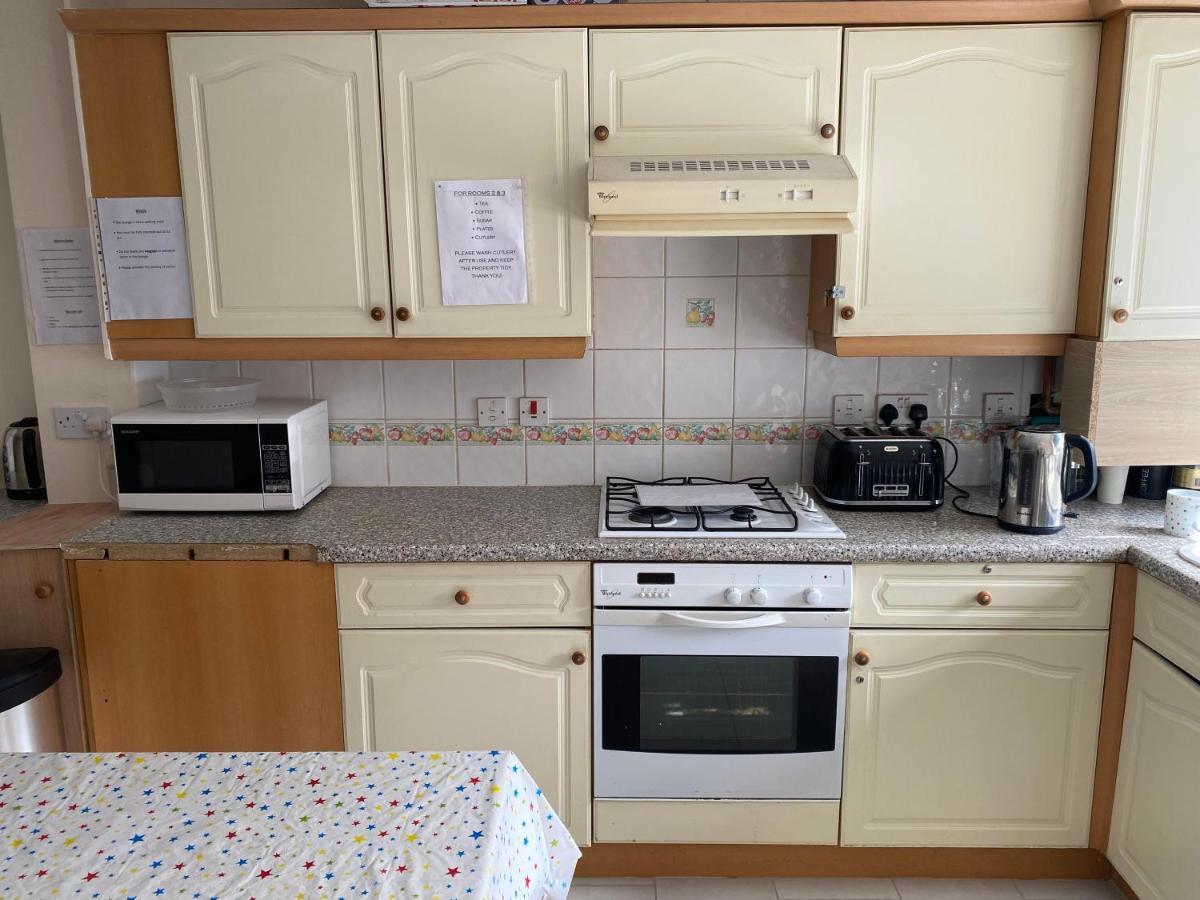 Single Room Only For One Adult 绍斯霍 外观 照片